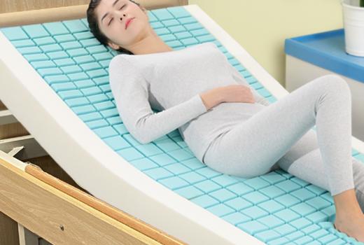 帮助身体完全不能动的瘫痪病人预防长褥疮的不需要充气的防褥疮床垫